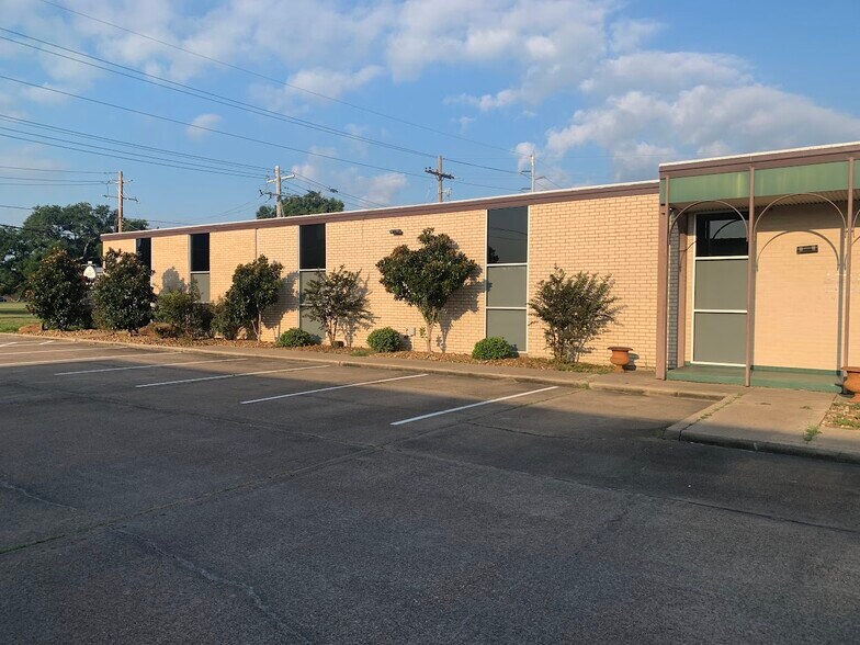 More Photos Of 3160 Fannin St, Beaumont Office For Sale