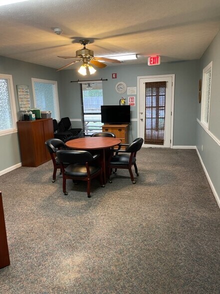 More Photos Of 9055 & 9067 Veterans Parkway, Columbus Specialty For Lease