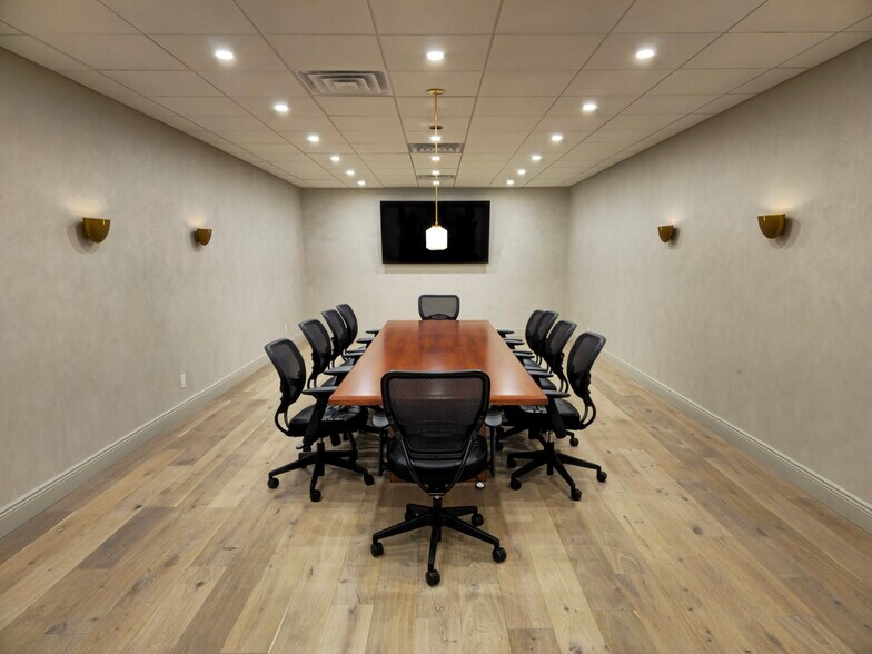 More Photos Of 98 Cuttermill Rd, Great Neck Office For Lease