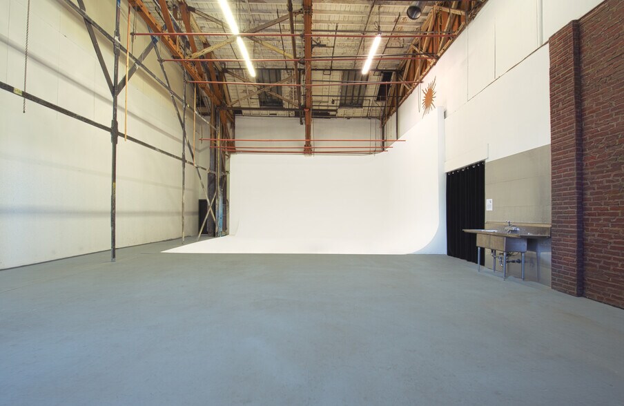 More Photos Of 1215 Bates Ave, Los Angeles Flex For Sale