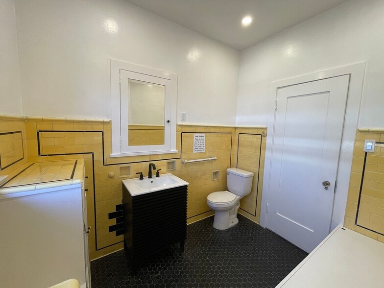 More Photos Of 418-420 N Larchmont Blvd, Los Angeles Office For Lease