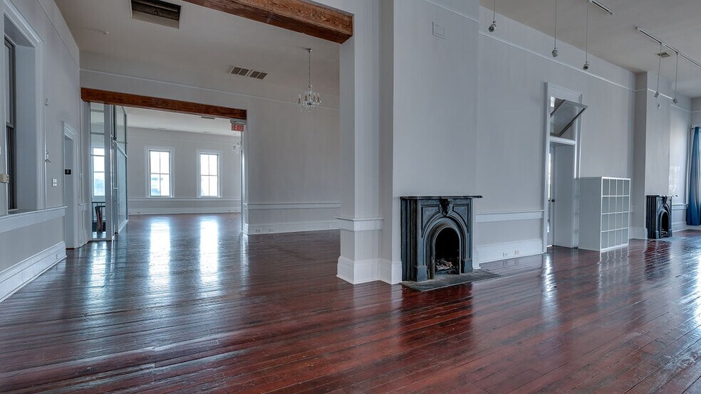 More Photos Of 36 W Broughton St, Savannah Office For Lease