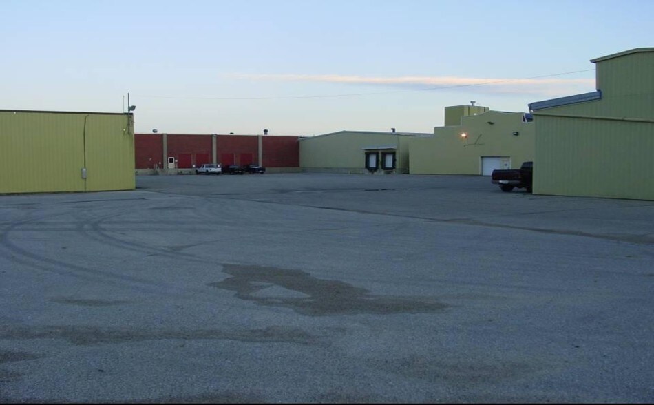 More Photos Of 1305 19th St SW, Mason City Distribution For Sale