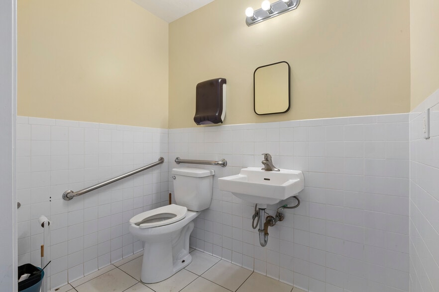 More Photos Of 2717 Crescent St, Astoria Medical For Sale