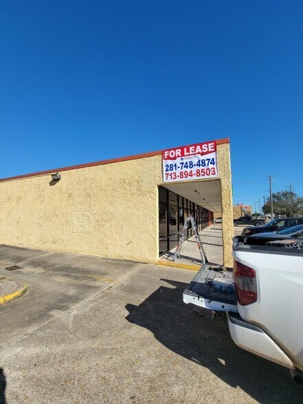 More Photos Of 210 W Fairmont Pky, La Porte General Retail For Lease
