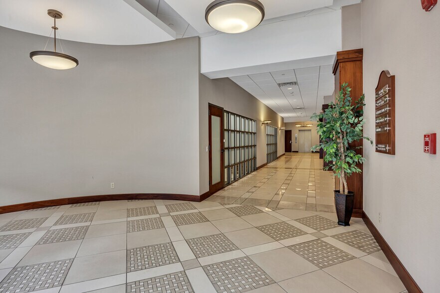 More Photos Of 631 Broad St, Chattanooga Office For Lease