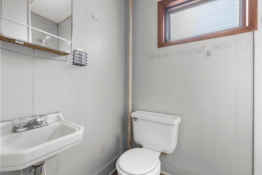 More Photos Of 74 Holmes Ave, Waterbury Storefront Retail Residential For Sale