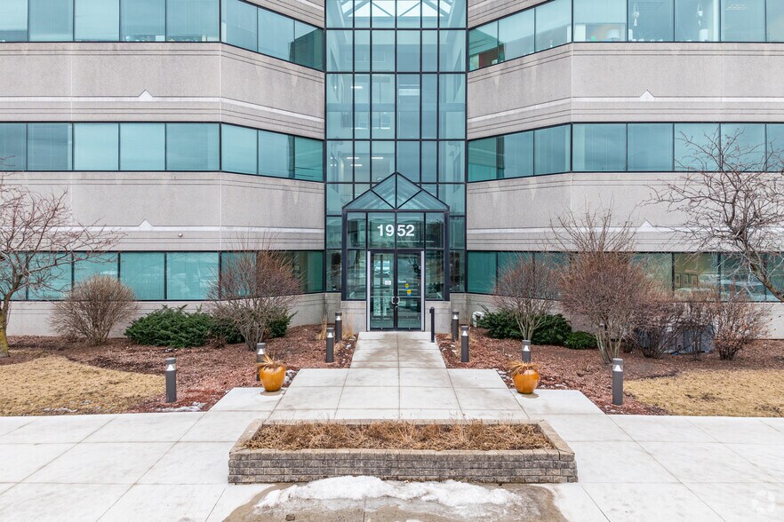More Photos Of 1952 Mcdowell Rd, Naperville Business Park For Lease