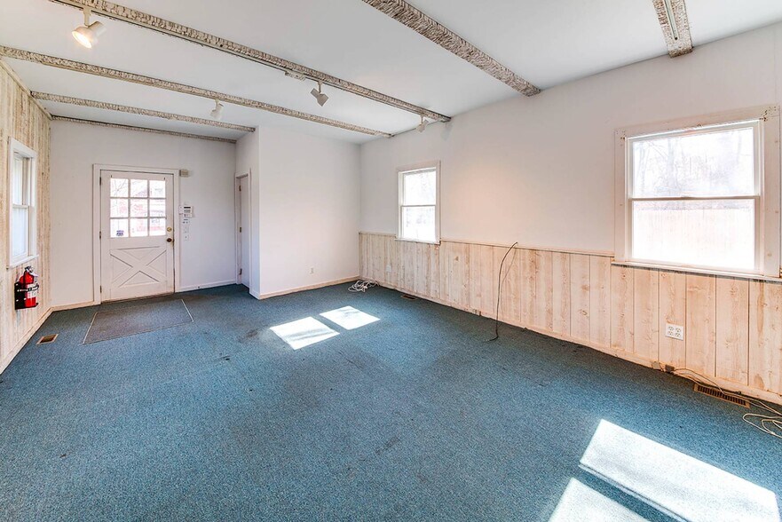 More Photos Of 512 Three Mile Harbor Hog Creek Hwy, East Hampton Loft Creative Space For Lease