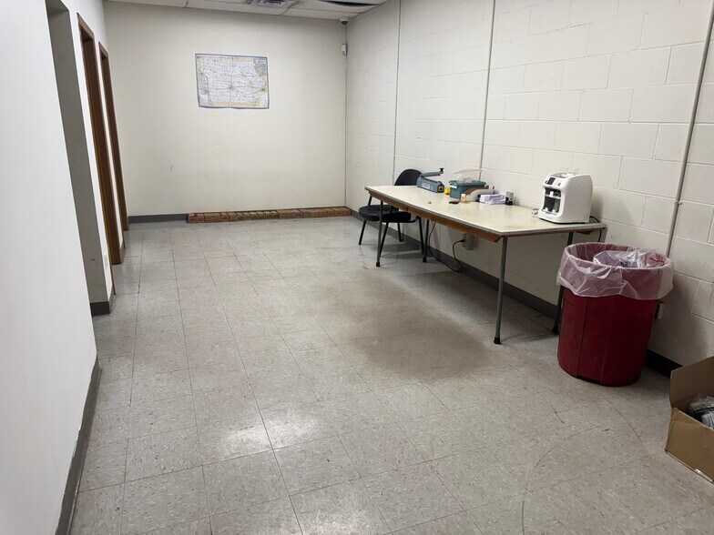 More Photos Of 500 Shaw St, Des Moines Service For Sale