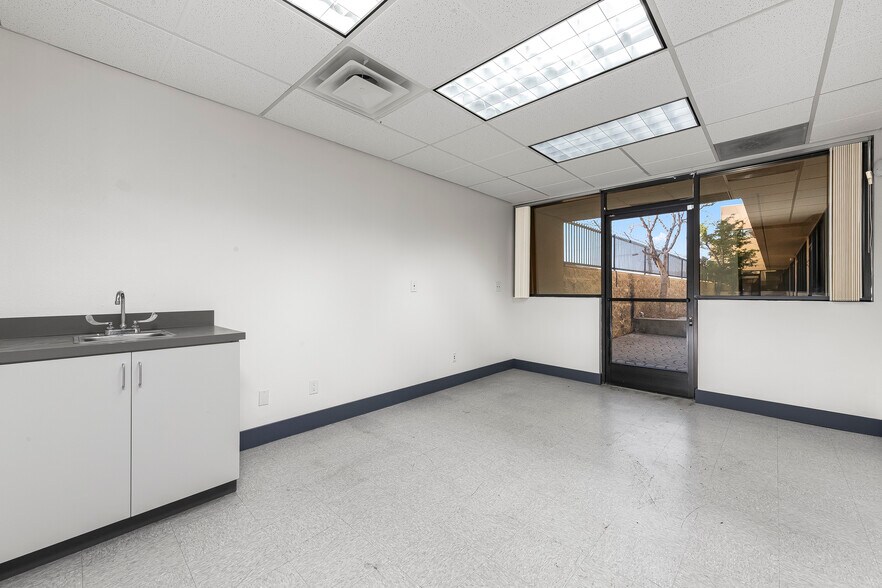 More Photos Of 301 Palmdale Blvd, Palmdale Office For Sale