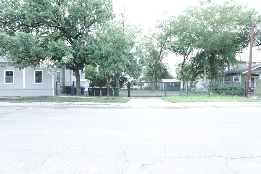 More Photos Of 2024 S Flores St, San Antonio Storefront Retail Residential For Sale