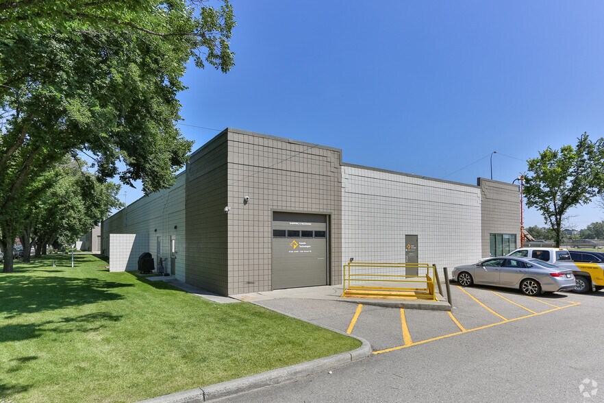 More Photos Of 6330 12th St SE, Calgary Service For Lease