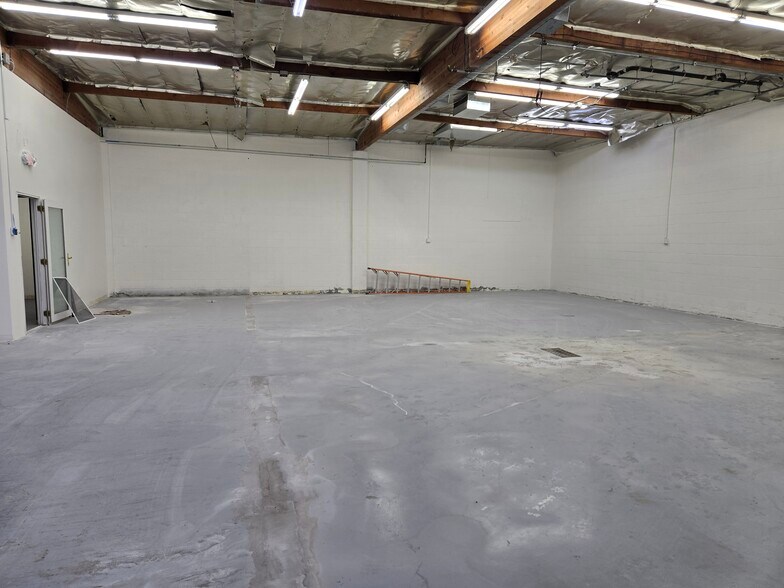 More Photos Of 7751 Burnet Ave, Van Nuys Warehouse For Lease