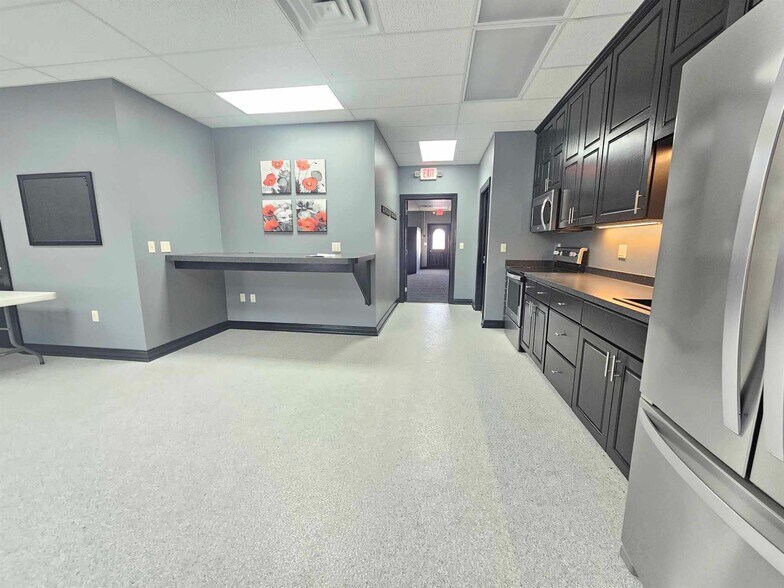 More Photos Of 170 W Circle Dr, Saint Charles Manufacturing For Lease