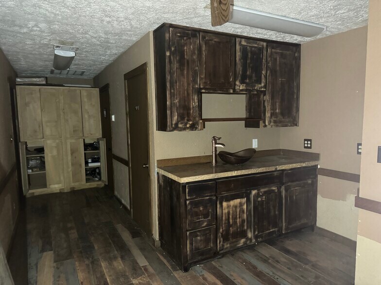 More Photos Of 4711 Turner Warnell Rd, Arlington Distribution For Sale