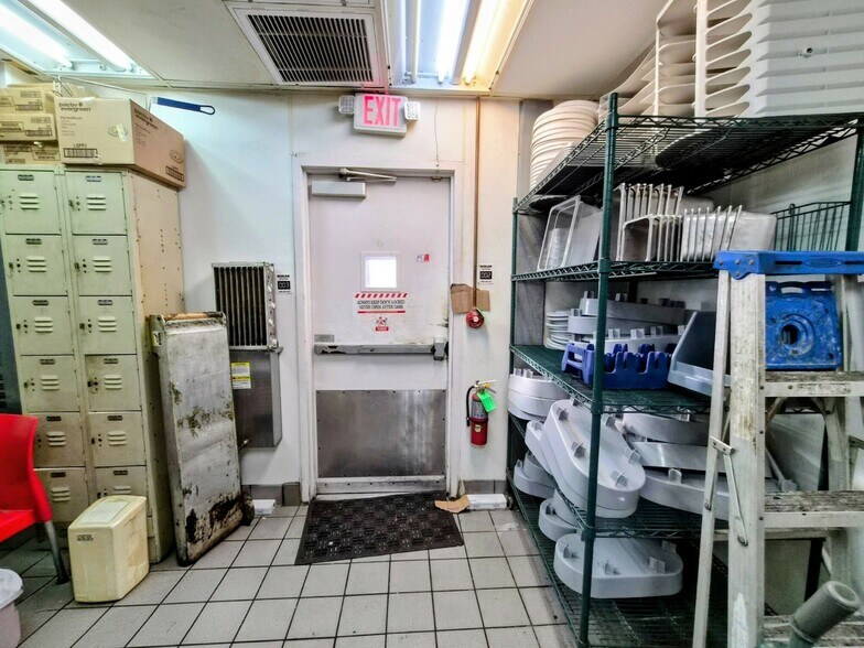 More Photos Of 3471 E Causeway Approach, Mandeville General Retail For Lease