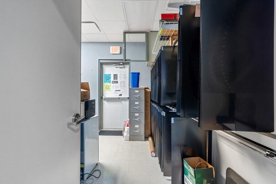 More Photos Of 809 N 3rd St, Manhattan Storefront Retail Office For Lease