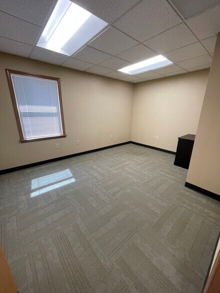 More Photos Of 1320-1326 Meridian Dr, Woodburn Office For Lease