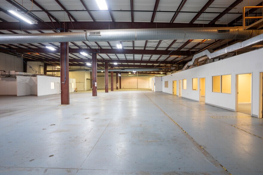 More Photos Of 6950 112th Cir, Largo Warehouse For Lease