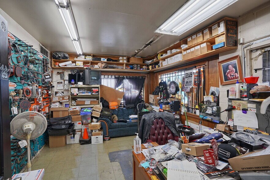 More Photos Of 140 S River St, Franklin Storefront For Sale