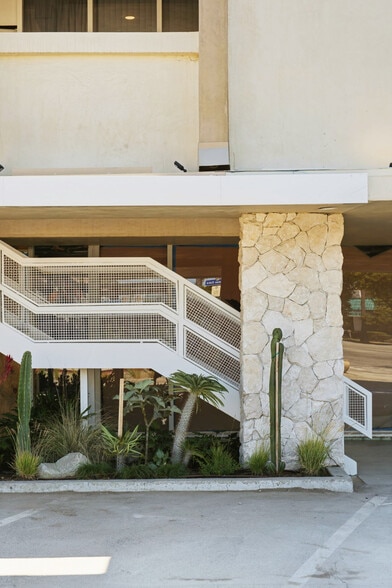 More Photos Of 13273 Ventura Blvd, Studio City Storefront Retail Office For Lease