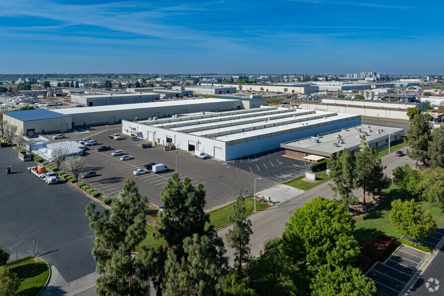 More Photos Of 7401-7427 W Sunnyview Ave, Visalia Warehouse For Lease