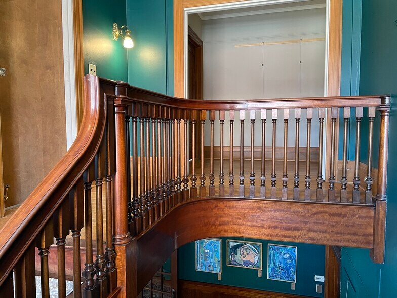 More Photos Of 144 S 39th St, Omaha Office For Lease