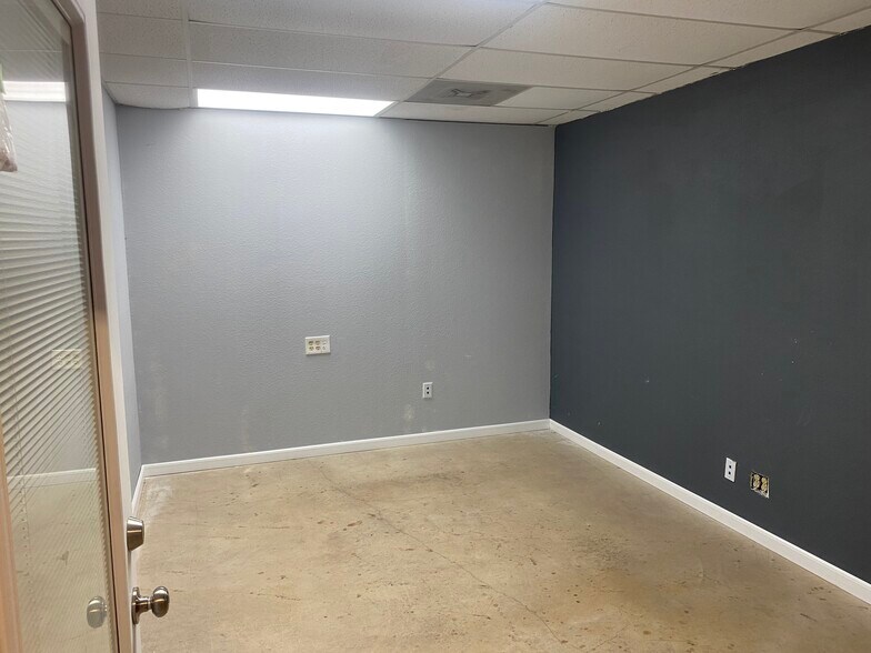 More Photos Of 8446 Gault Ln, San Antonio Light Distribution For Lease