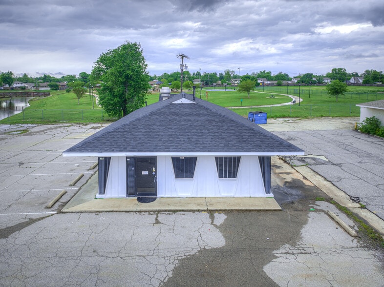 More Photos Of 741 NW 12th St, Moore Restaurant For Lease