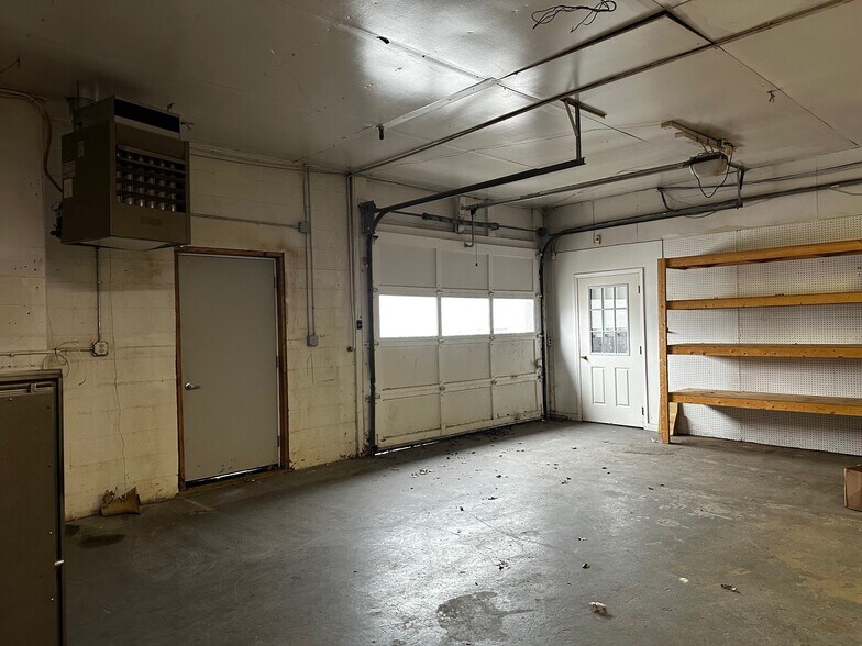 More Photos Of 1950 East Pike, Zanesville Showroom For Lease