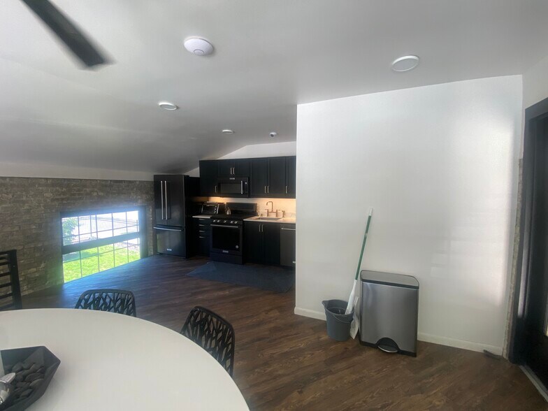 More Photos Of 3178 N Fratney St, Milwaukee Flex For Lease