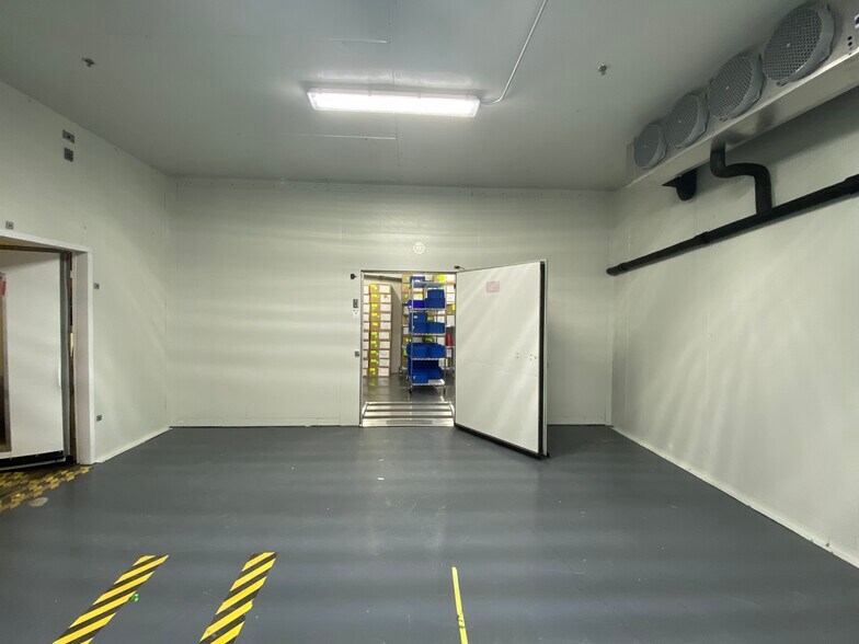 More Photos Of 7050 Burleson Rd, Austin Light Distribution For Sale