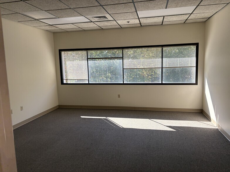 More Photos Of 117 Londonderry Tpke, Hooksett Flex For Lease