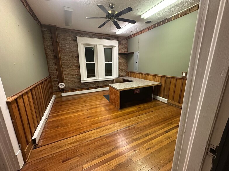 More Photos Of 117 Broad St, Kingsport Storefront For Lease