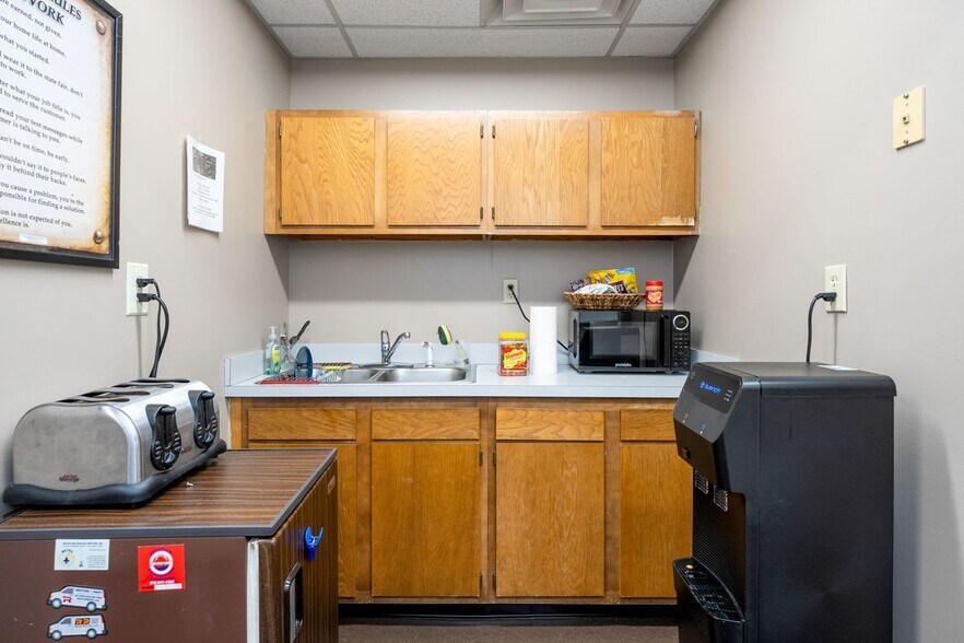 More Photos Of 4209 Shelbyville Rd, Louisville Office For Lease