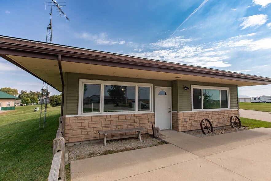 More Photos Of 308 Dale Dr, Montfort General Retail For Lease