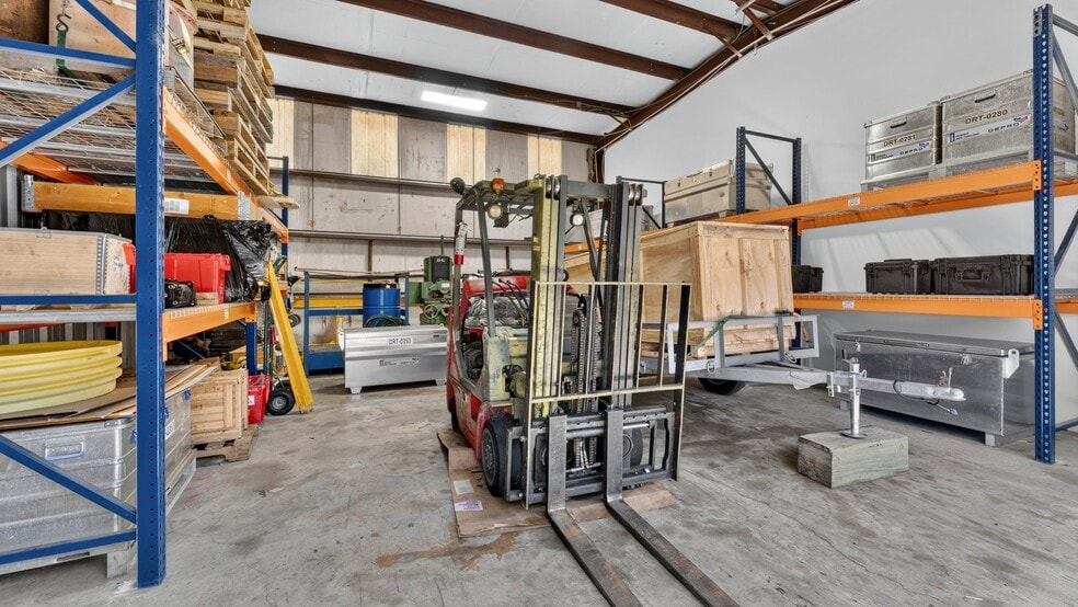 More Photos Of 16522-16536 Park Row, Houston Light Distribution For Sale