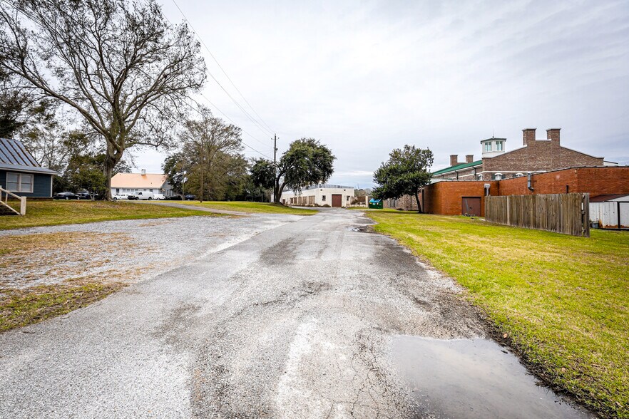 More Photos Of 4914 Main St, Moss Point Storefront For Sale
