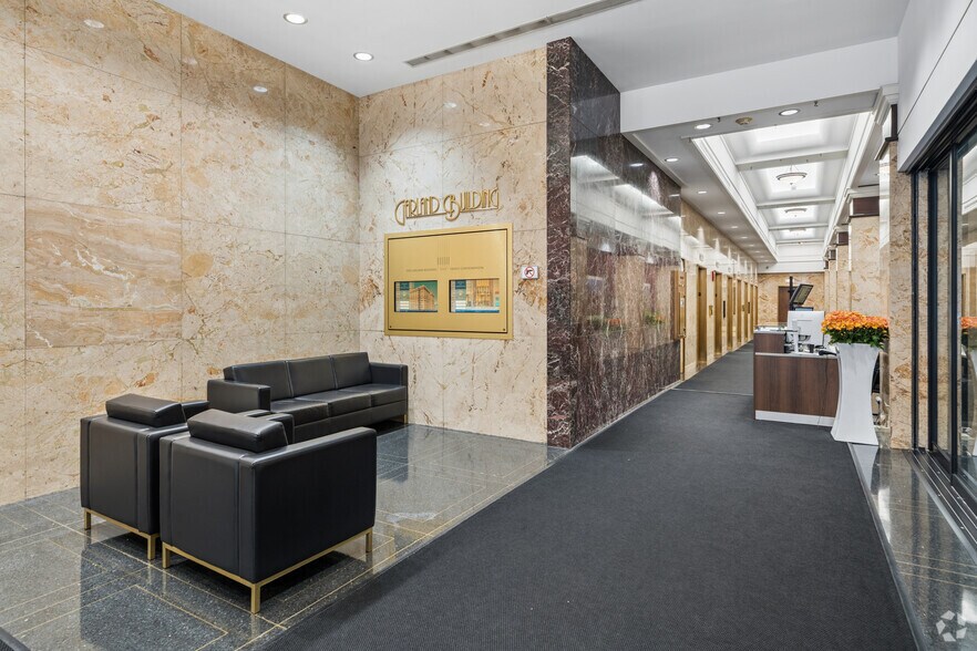More Photos Of 111 N Wabash Ave, Chicago Office For Sale