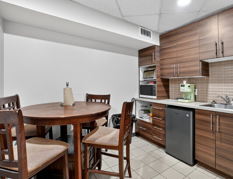 More Photos Of 3812 Rue Jarry E, Montréal Auto Repair For Sale