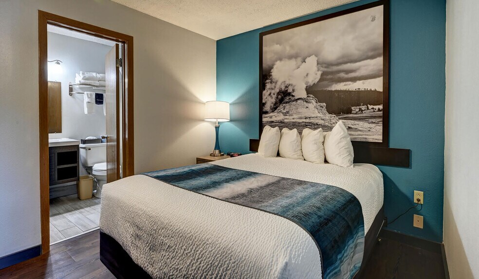 More Photos Of 702 Scott St, Gardiner Hotel For Sale