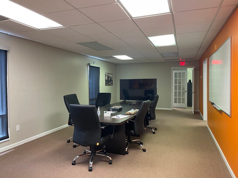 More Photos Of 300 Henry Pl, Spartanburg Flex For Lease
