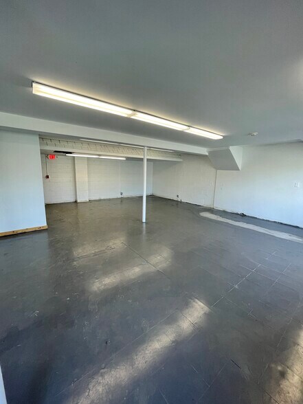 More Photos Of 215 N Waukegan Rd, Lake Bluff Convenience Store For Sale