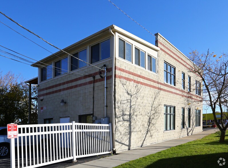 More Photos Of 2424 Grand Ave, Waukegan Coworking Space