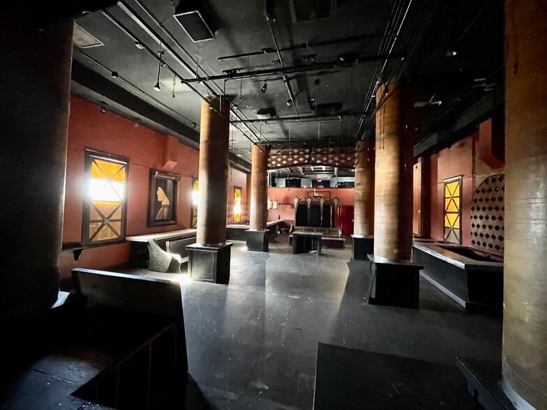 More Photos Of 209-211 E Chicago St, Elgin Bar For Sale