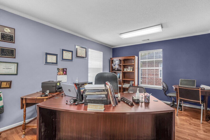 More Photos Of 10375 Ford Ave, Richmond Hill Office For Sale