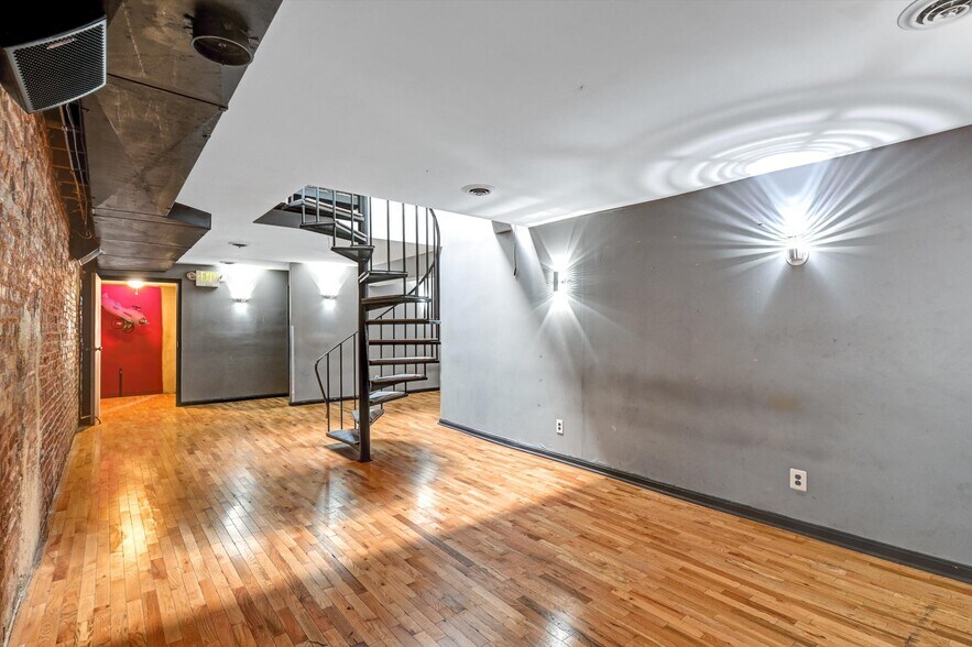 More Photos Of 15 E Centre St, Baltimore Bar For Sale