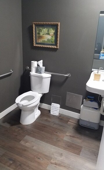 More Photos Of 17815 Ventura Blvd, Encino Medical For Lease