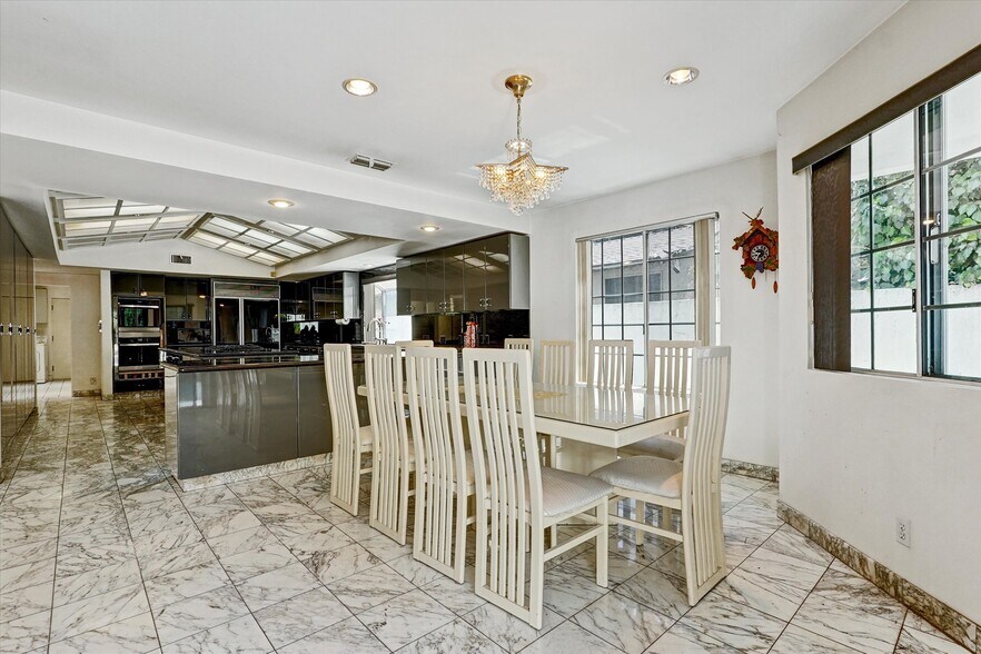 More Photos Of 4623 Hayvenhurst Ave, Encino Apartments For Sale